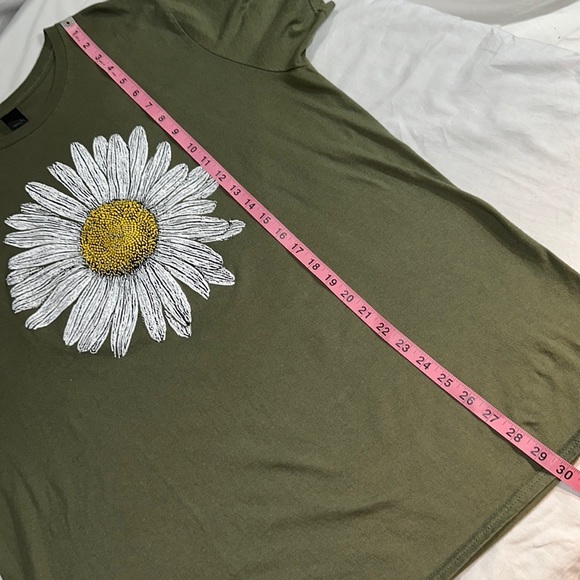 Daisy Graphic Tee 🌼 | Green | Size XL - Picture 4 of 6